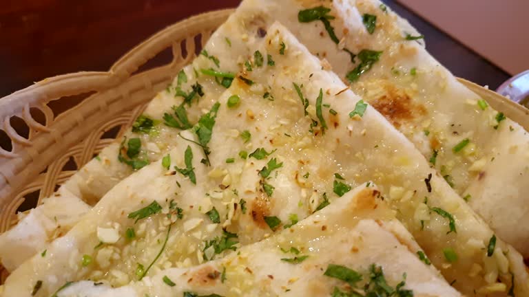 GARLIC NAAN